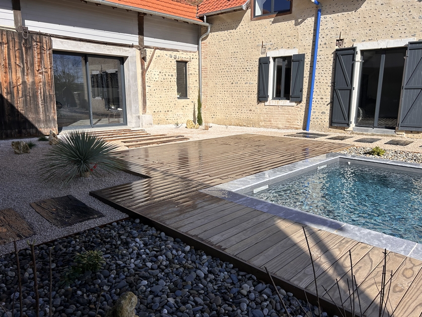 Rénovation paysagère d'une grange à Mazerolles (64), terrasse bois