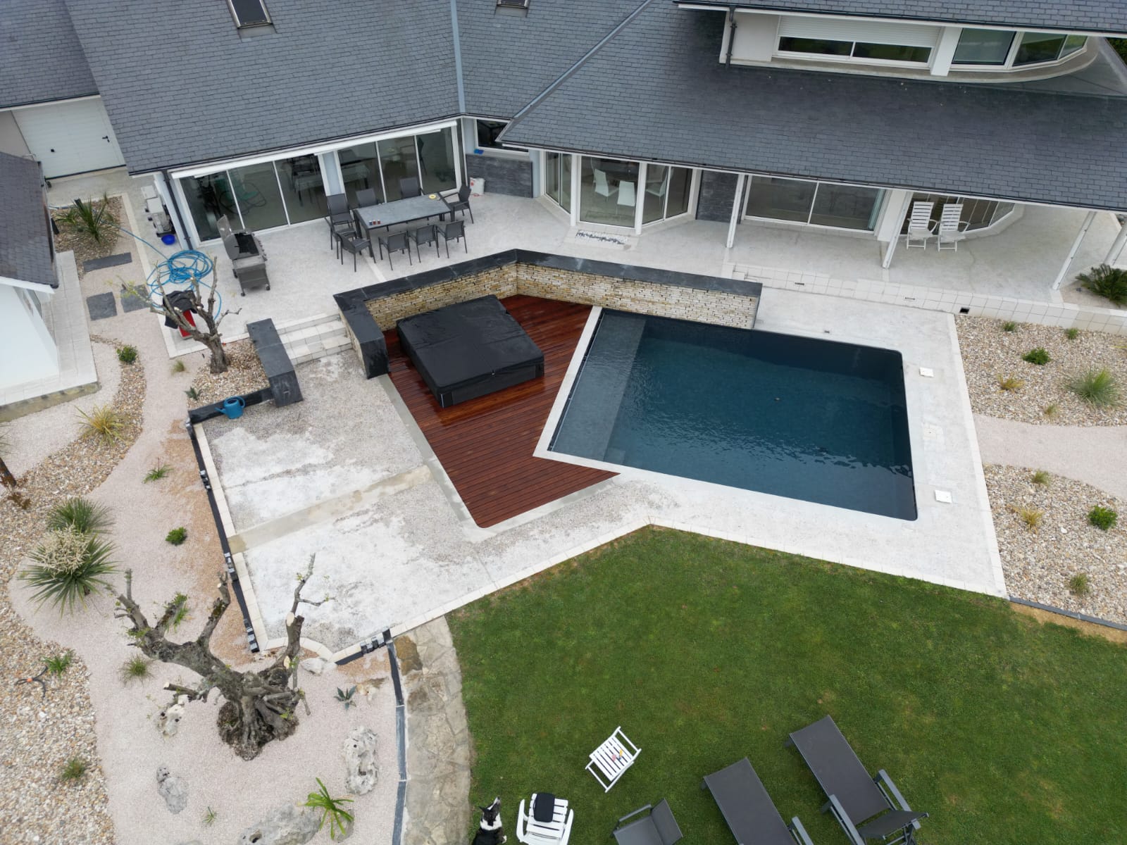 Rénovation complète des extérieurs pour cette jolie maison à Montardon