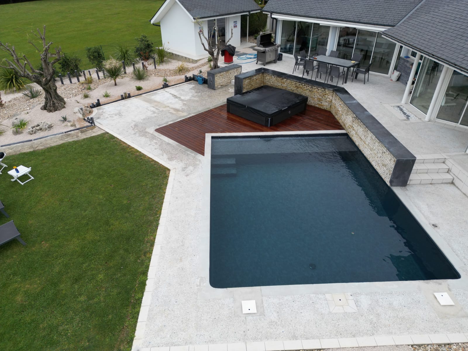 Rénovation complète des extérieurs pour cette jolie maison à Montardon