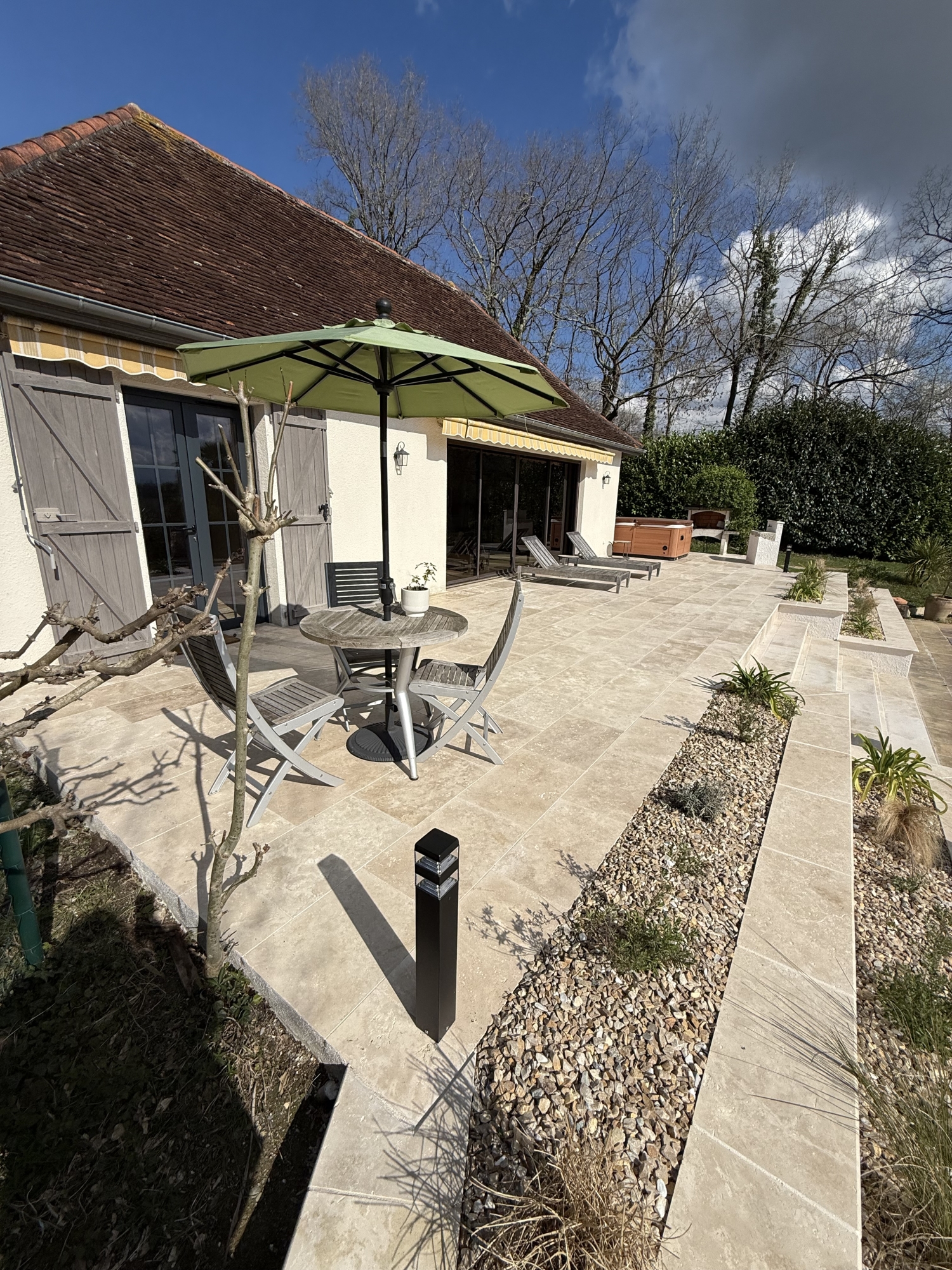 Rénovation d'une terrasse en travertin à Sauvagnon