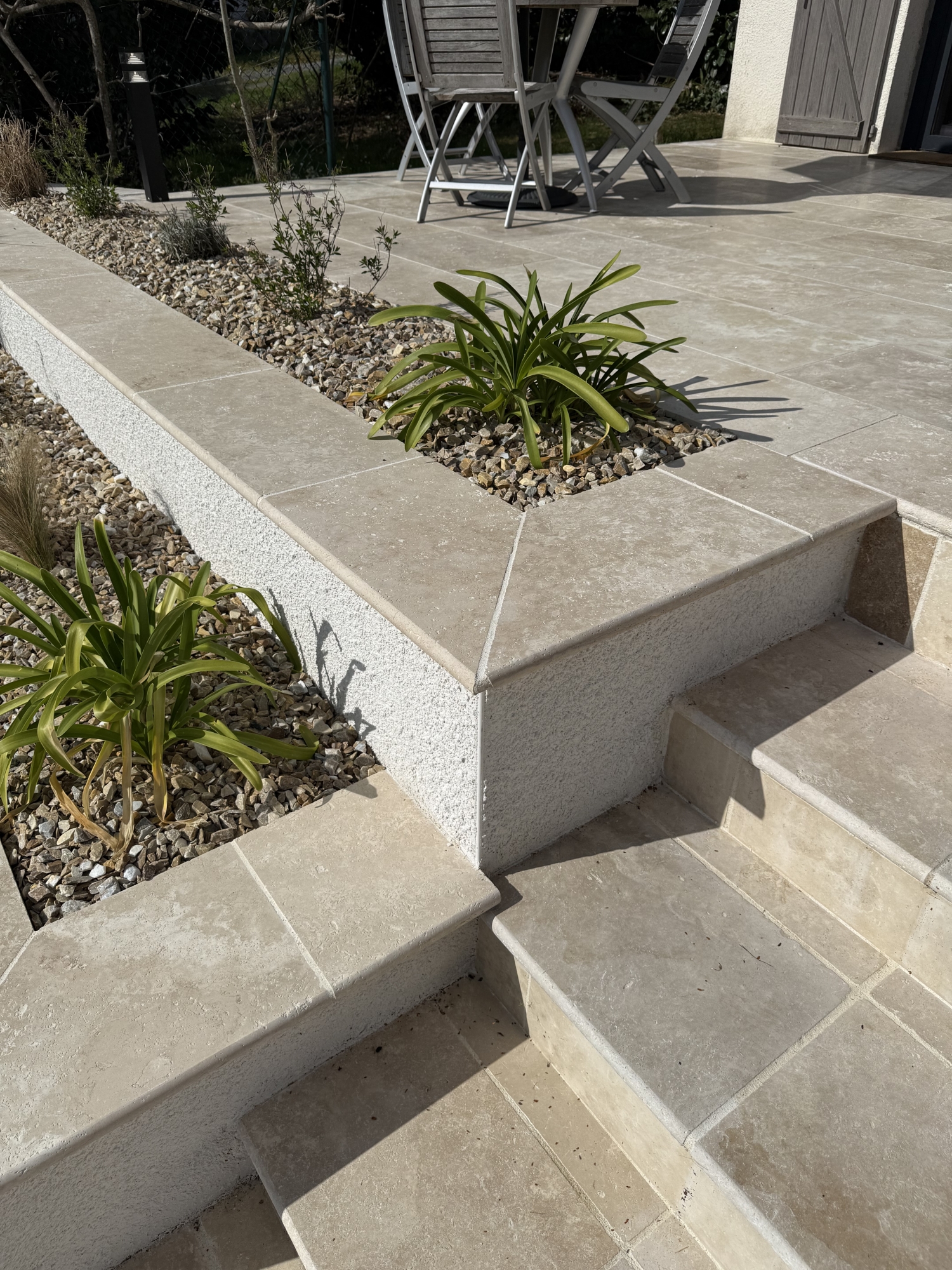Rénovation d'une terrasse en travertin à Sauvagnon