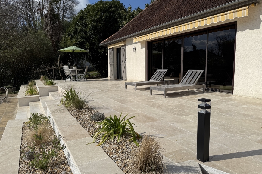 Rénovation d'une terrasse en travertin à Sauvagnon
