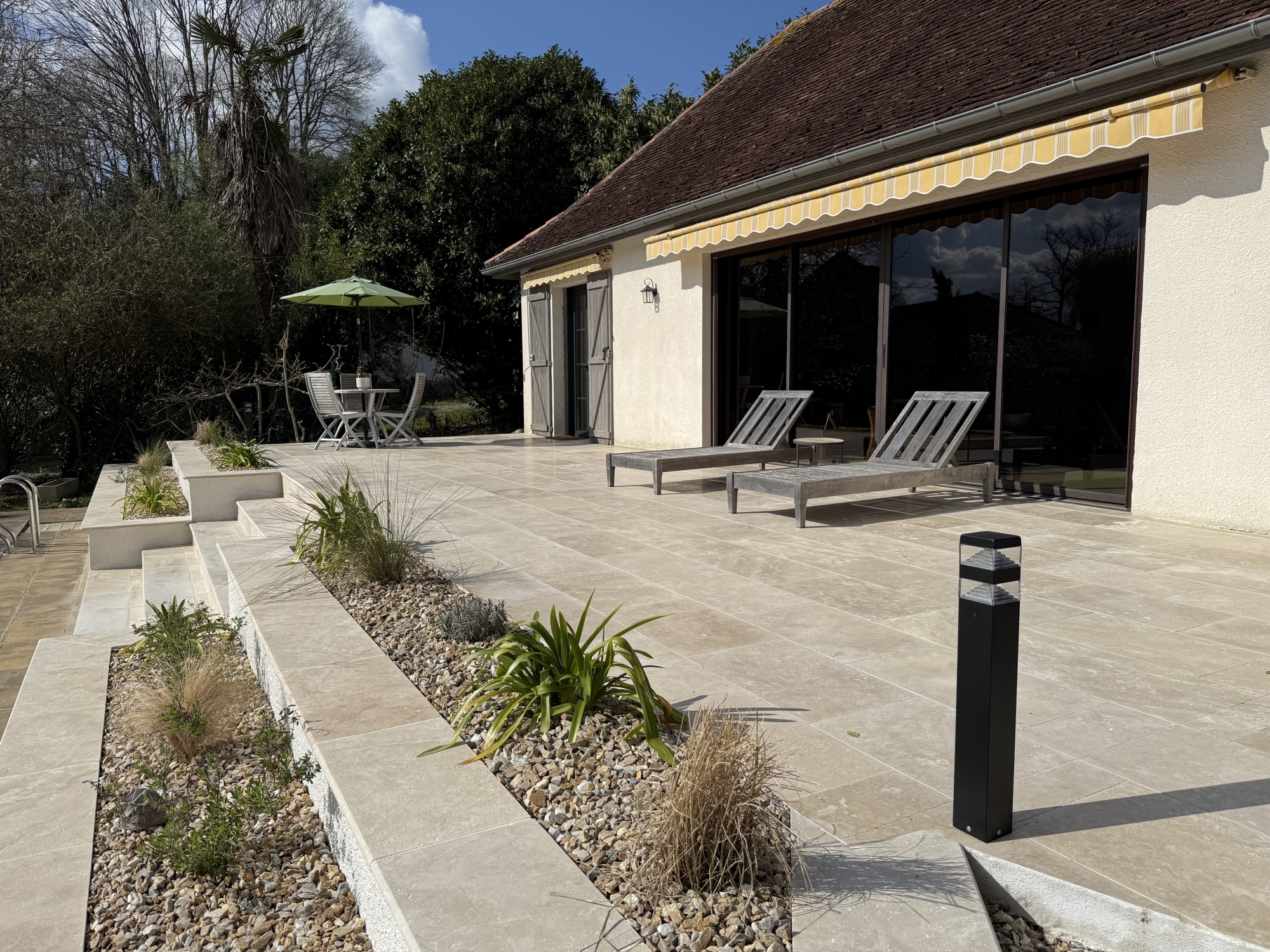 Rénovation d'une terrasse en travertin à Sauvagnon