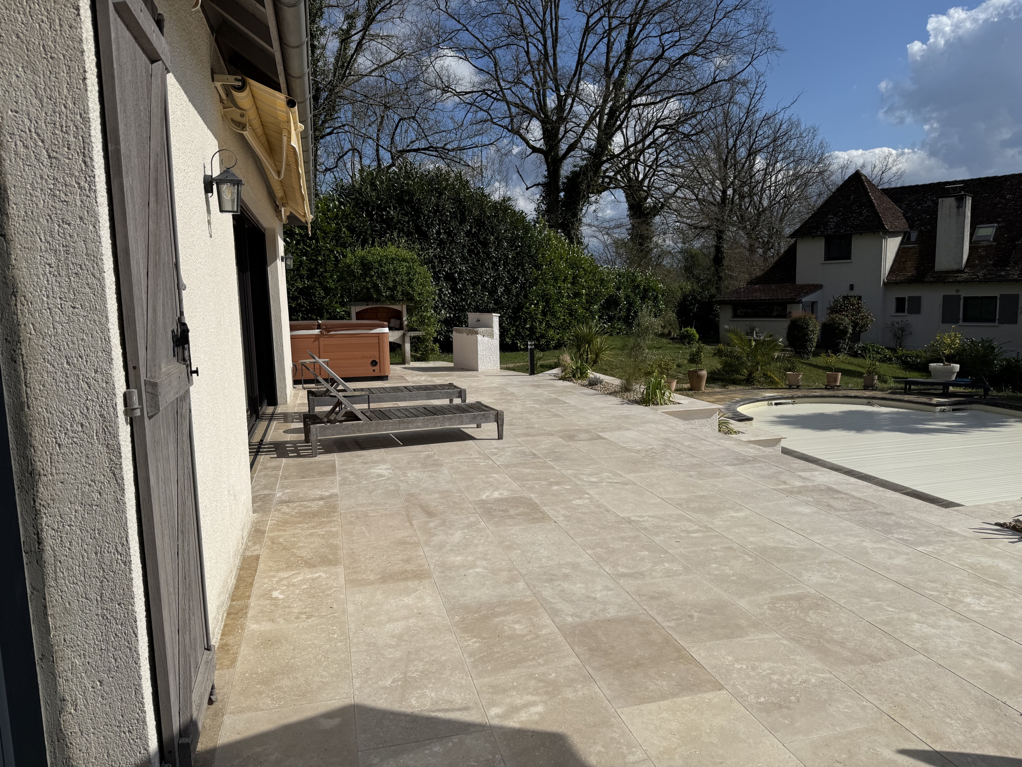 Rénovation d'une terrasse en travertin à Sauvagnon