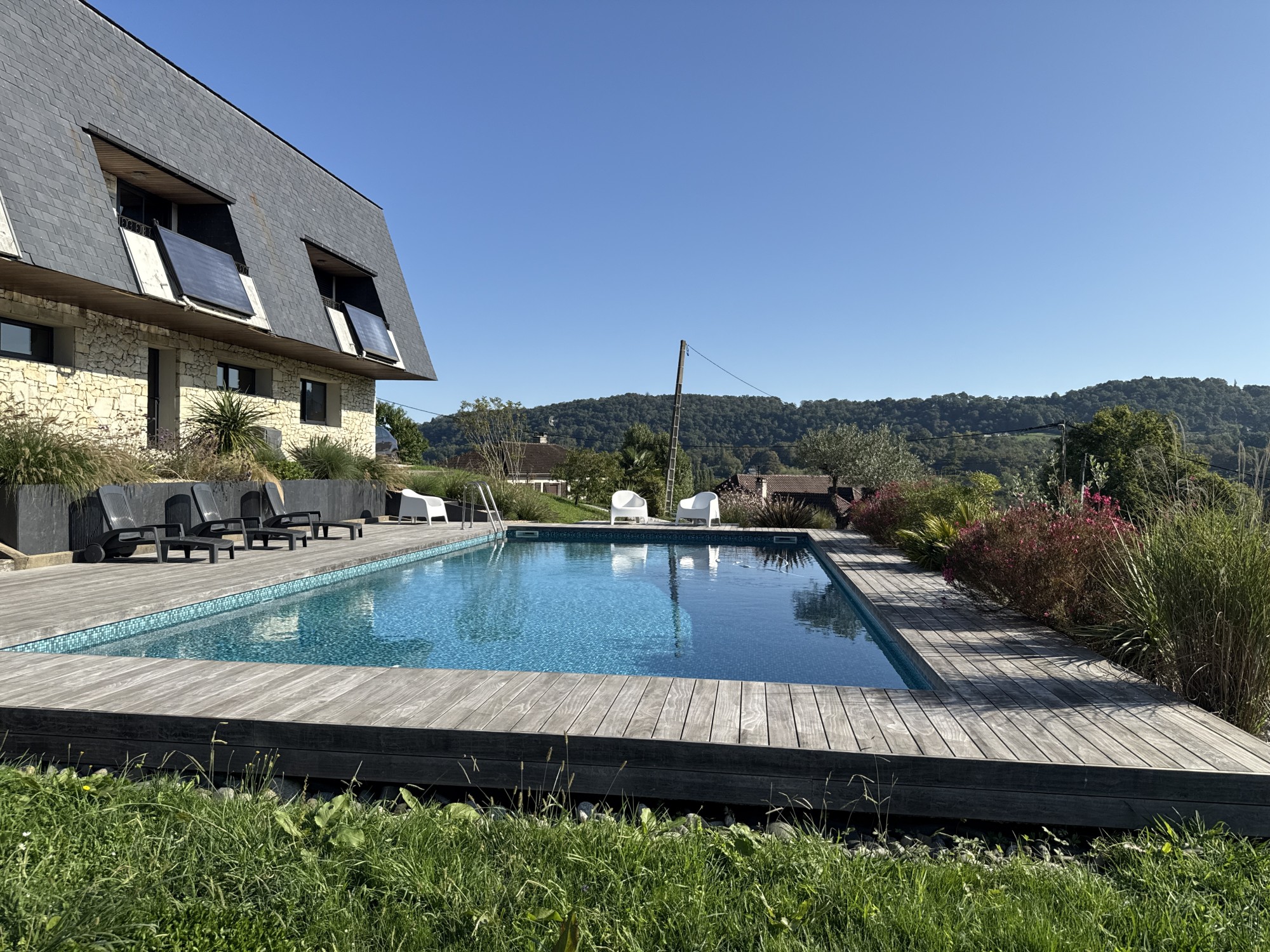 Aménagement des abords d'une piscine et d'une allée à Gan
