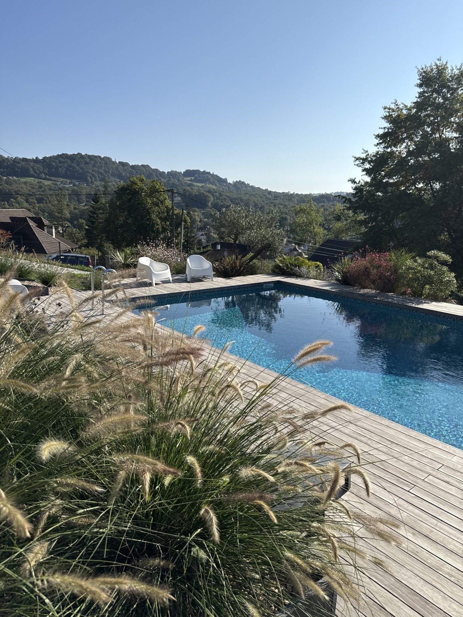 Aménagement des abords d'une piscine et d'une allée à Gan