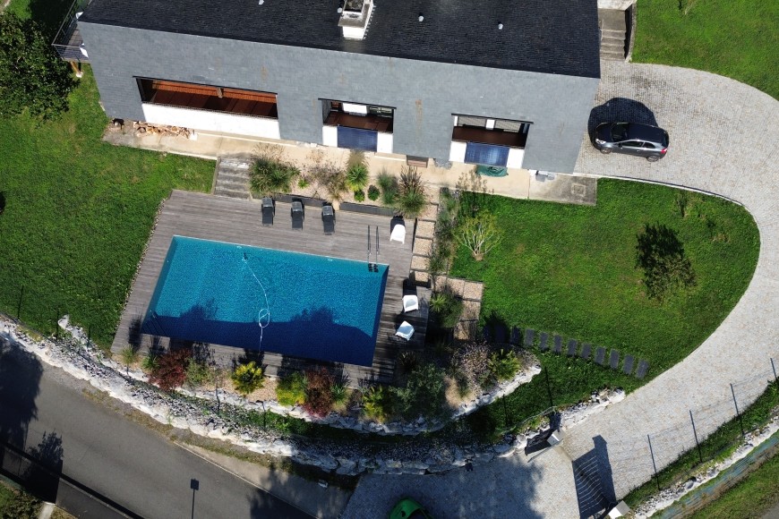 Aménagement des abords d'une piscine et d'une allée à Gan