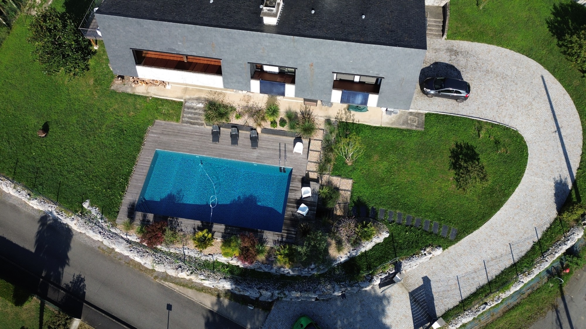 Aménagement des abords d'une piscine et d'une allée à Gan