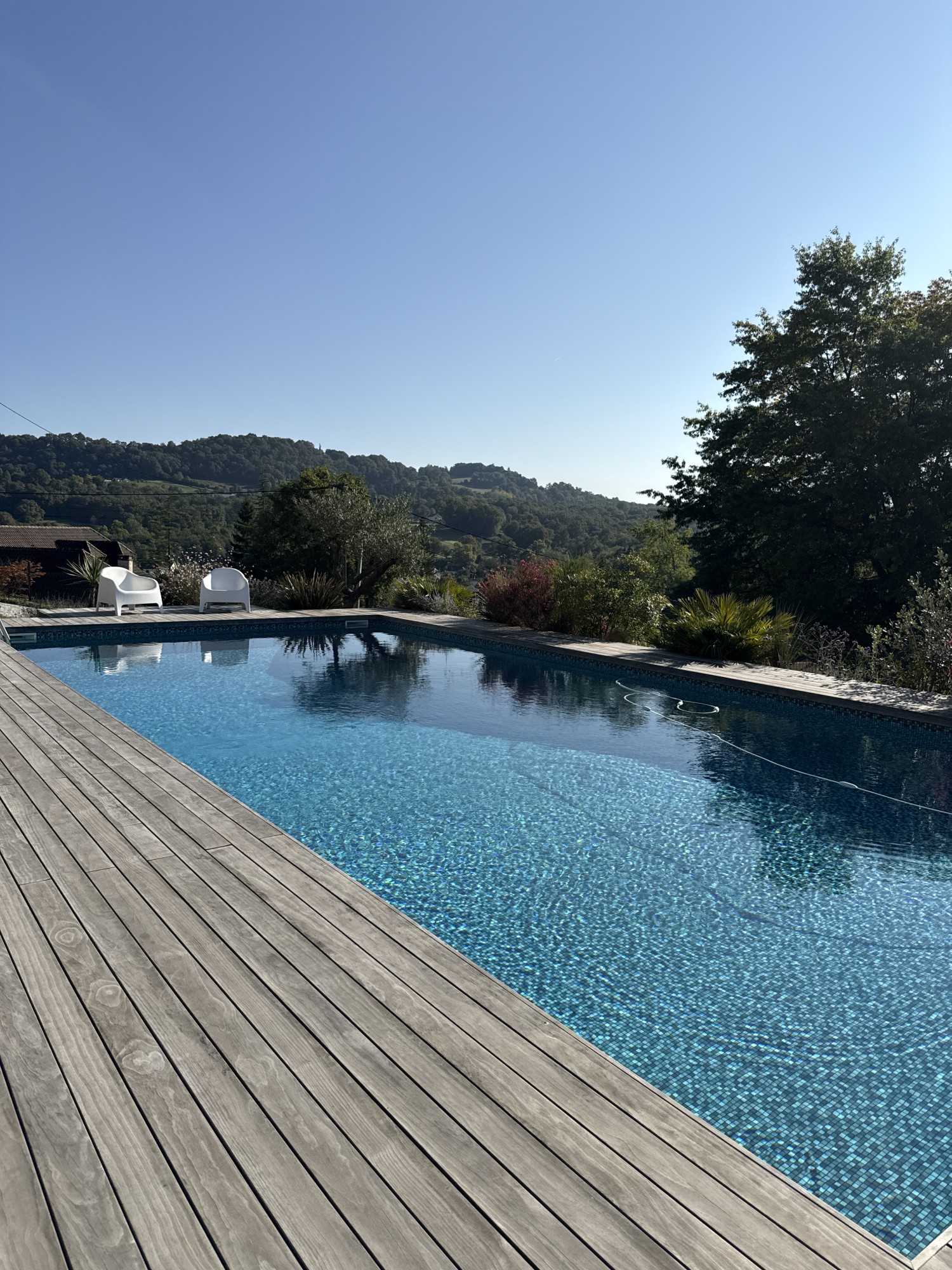 Aménagement des abords d'une piscine et d'une allée à Gan