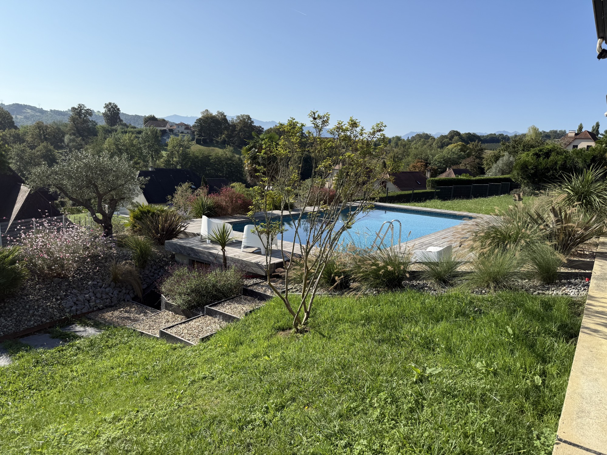 Aménagement des abords d'une piscine et d'une allée à Gan