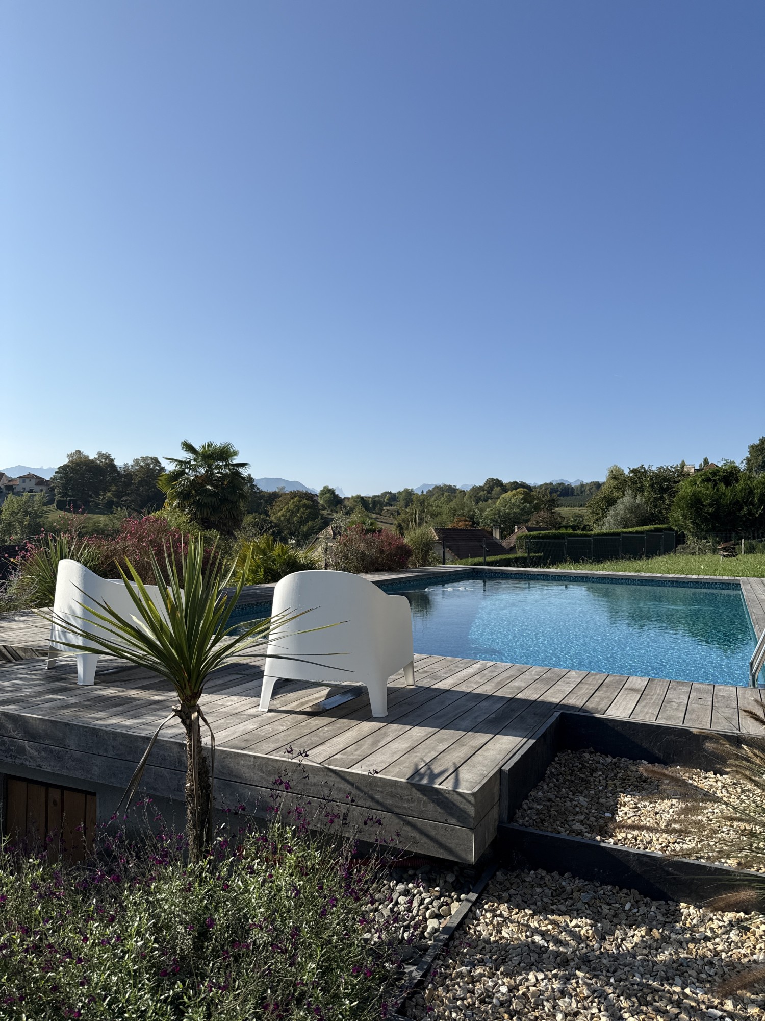 Aménagement des abords d'une piscine et d'une allée à Gan