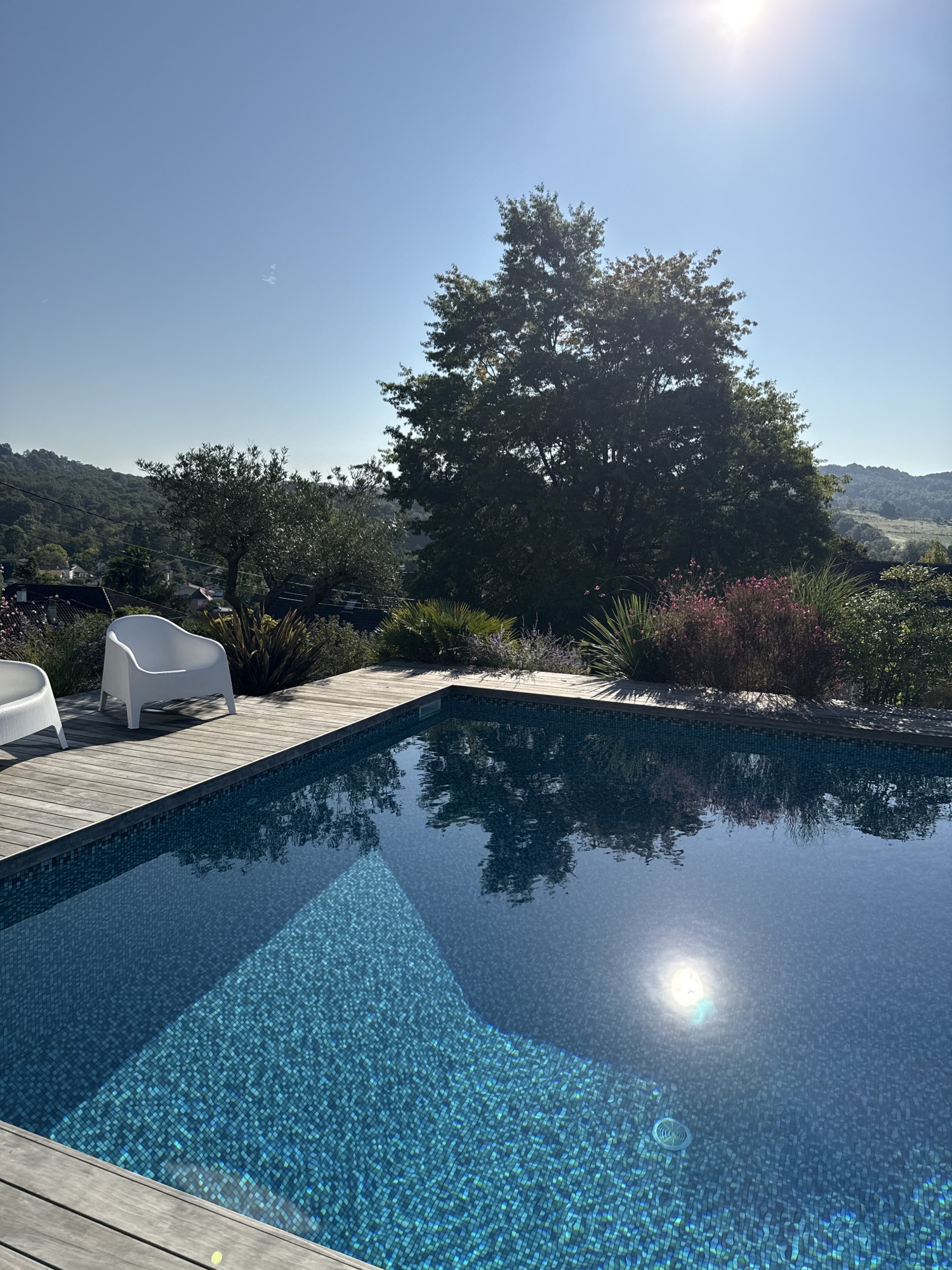 Aménagement des abords d'une piscine et d'une allée à Gan
