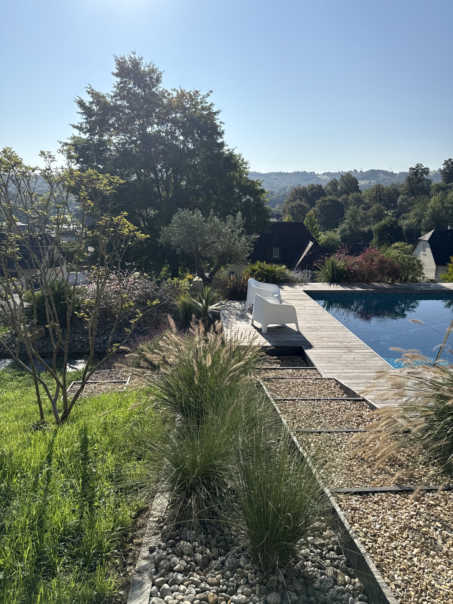 Aménagement des abords d'une piscine et d'une allée à Gan