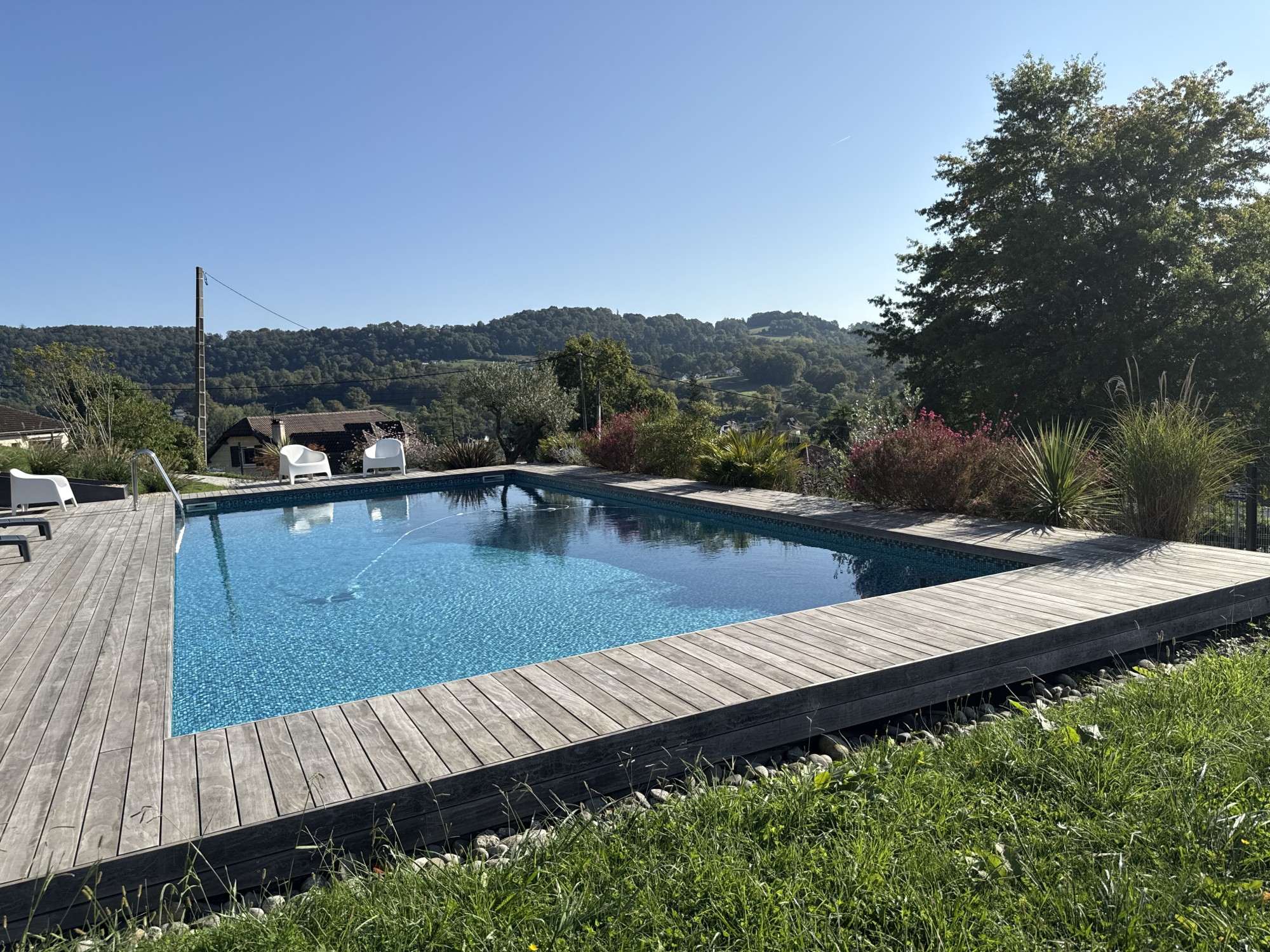 Aménagement des abords d'une piscine et d'une allée à Gan