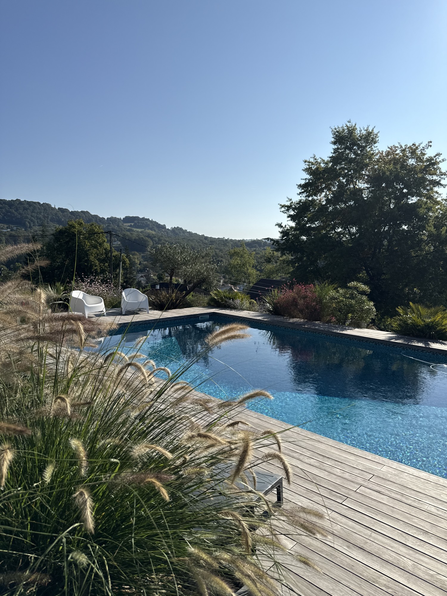 Aménagement des abords d'une piscine et d'une allée à Gan