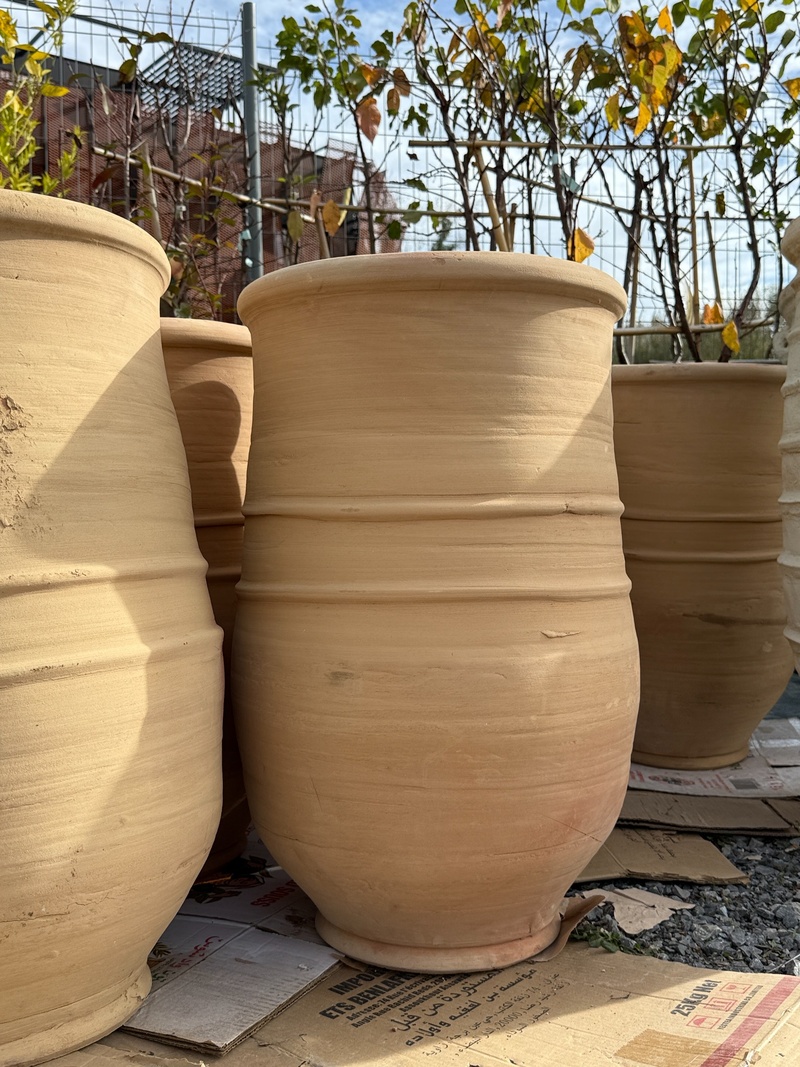 Poteries et jarres à Pau, Pyrénées Jardin Concept